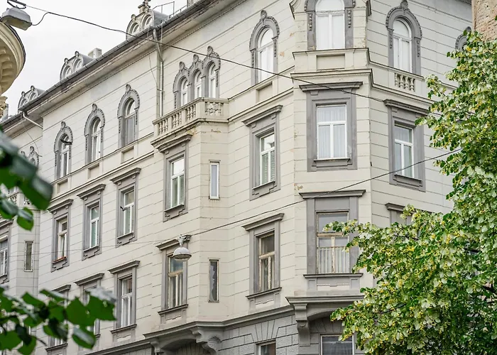 Unique Home At Chain Bridge With Danube View